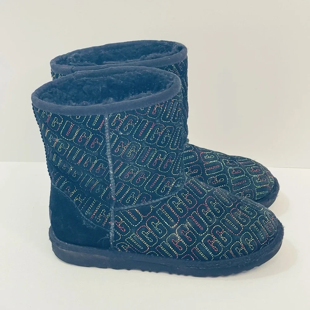 UGG Classic II Graphic‎ Stitch Kids Youth Boots 1112383K Black Sz 5